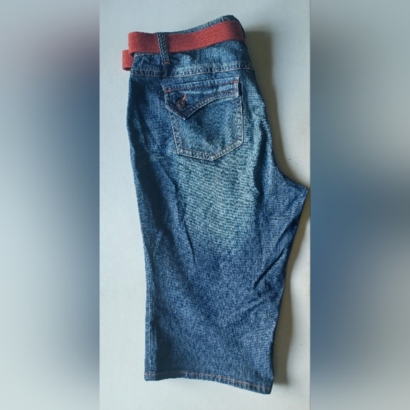 🍒 NWOT Venezia Embroidered Cropped Capri Blue Jeans with Red Belt - Picture 11 of 13
